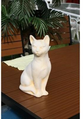 Chat debout en statue de pierre