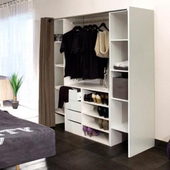Dressing 2 colonnes meuble 4 tiroirs blanc rideau taupe Dressing 2 colonnes meuble