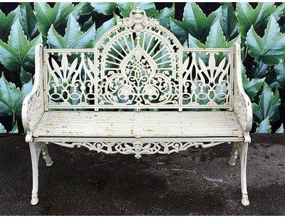 Banc en fonte finition crème vieillie et rouillée