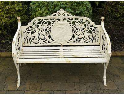 Banc de jardin en fonte blanc vieilli avec médaill
