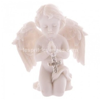 Petit ange priant avec une jolie croix de brillant
