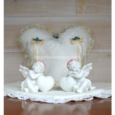 Anges sur un coeur. Dimensions 7.2 x 7.5 cms Matér