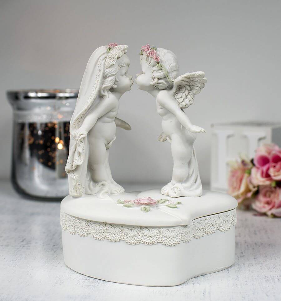 Boîte des anges mariés en forme de coeur. H 16cm x
