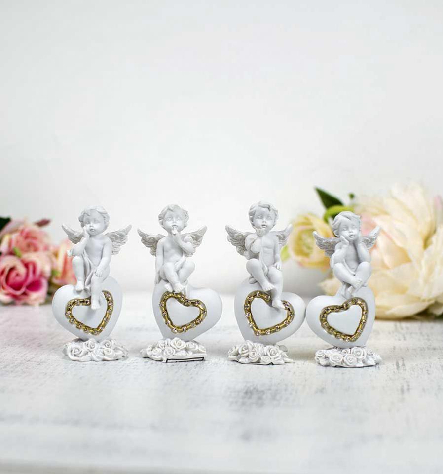 Ces quatre chérubins sont assis sur un coeur avec