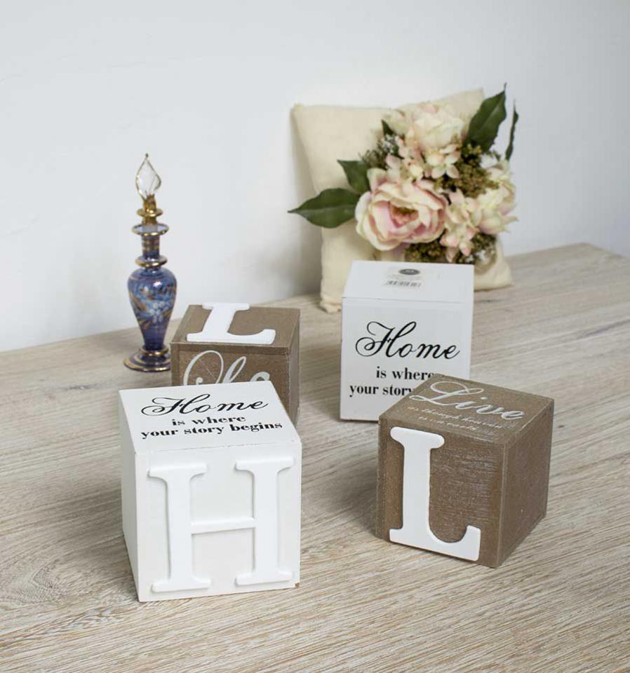 Deux cubes en bois avec lettre H et L , des messag
