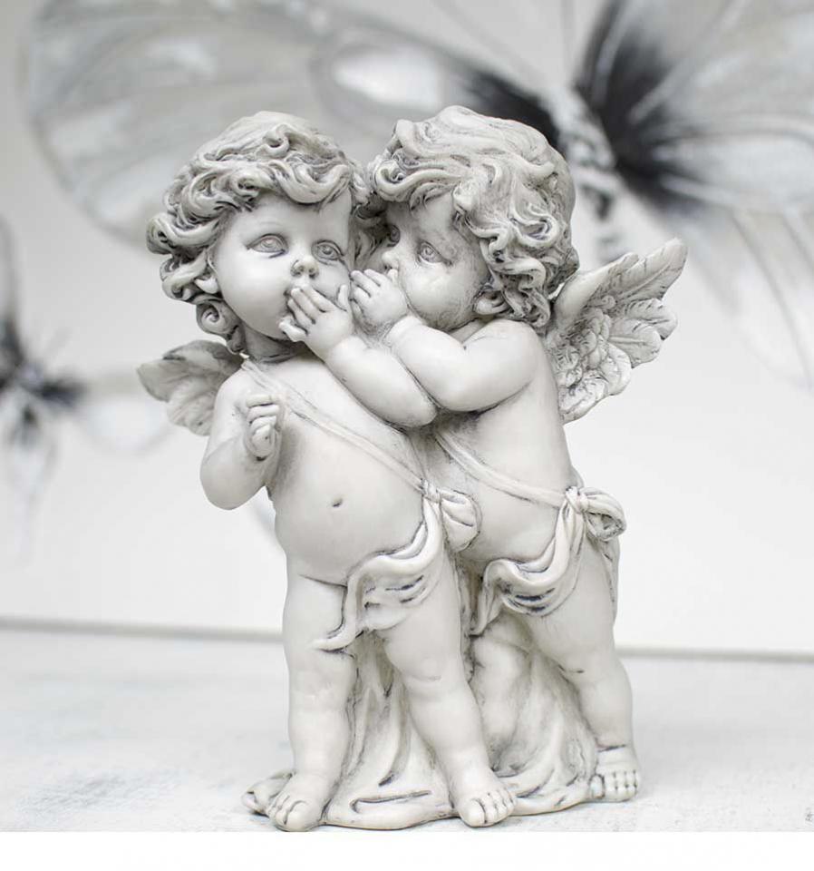 Deux petits anges se chchotent des sevrets à lore