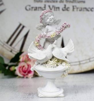 Un ange monté sur une vasque avec ses deux colombe