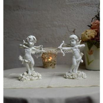 2 anges cupidons. Dimensions L x H: 9 x 13 cm Mat
