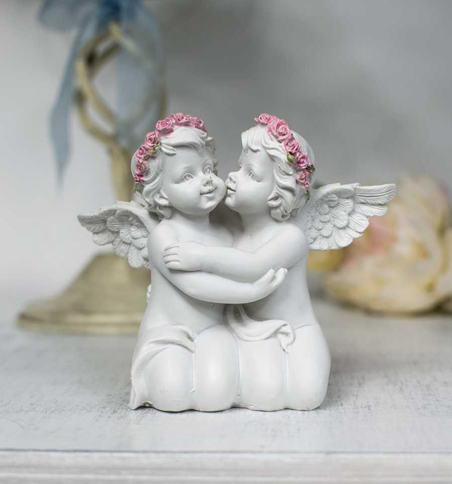 Deux anges dans les bras lun de lautre , ils por