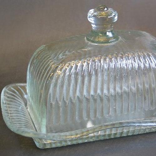 Beurrier en verre finition striée avec cloche Cheh