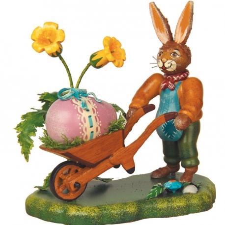 Lapin de Pâques et oeuf dans une brouette