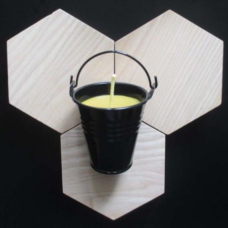 Bougie en cire dabeille dans seau noir
