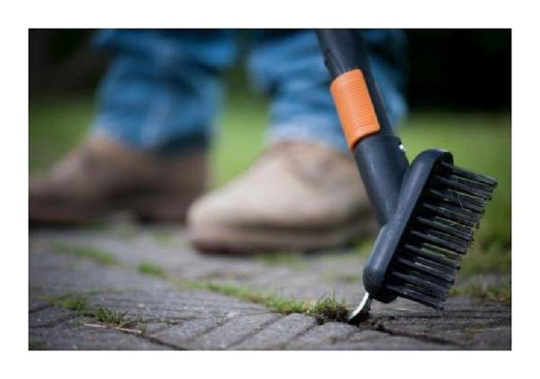 Lot QuikFit manche + brosse pour dalles FISKARS 13