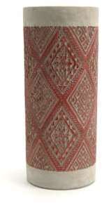 Vase tube en ciment H.28cm motif inca AILLEURS Rou