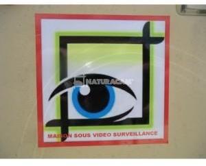 Auto-collant maison sous vidéo surveillance