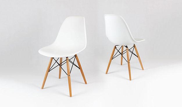 CHAISE CONTEMPORAINE BLANCHE AVEC PIEDS EN BOIS -