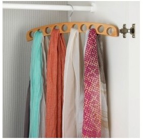 Cintre en bois porte foulards et écharpes