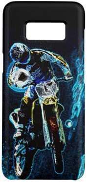Motocross faisant du vélo de saleté emballant le C