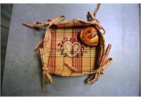 Corbeille à pain écossaise brodée coeur
