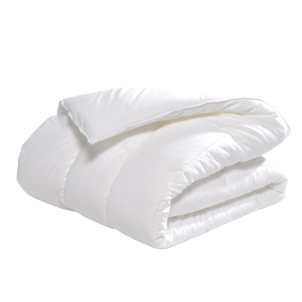 Couette blanche 240x220cm anti-acarien