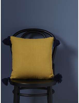 Coussin en lin à pompons ocre Coussin en lin à pompons ocre