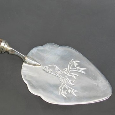 Pelle à tarte gravée Cerf Chehoma métal maillechor