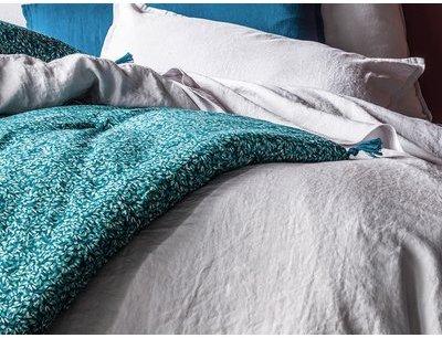 Edredon matelassé coton motif feuille bleu canard pompons Edredon matelassé coton motif