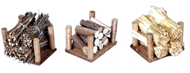 Trois tas de bois, paille et fagots