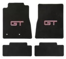 Mustang V6 GT 05-10 Tapis GT brode rouge et argent Mustang V6 GT 05-10 Tapis