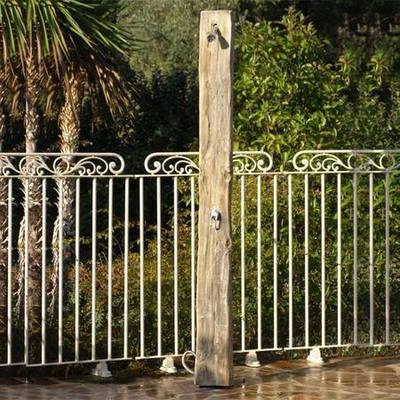 Douche solaire en bois pour le jardin