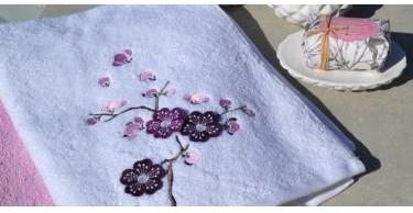 Drap de douche brodé Blossom blanc - 500 grs/m2
