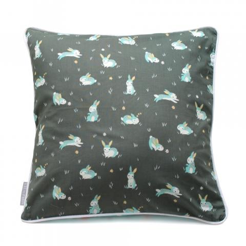 Housse de coussin grises et petits lapins