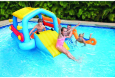 Ile gonflable avec toboggan