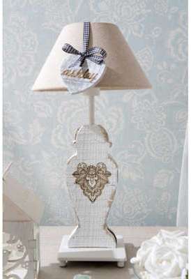Lampe de chevet esprit romantique, socle en bois