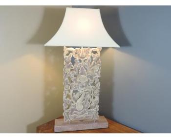 Lampe à poser arabesque fleurs en bois patiné gris