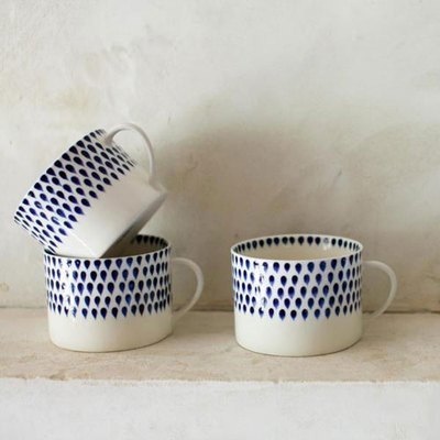 Tasse en céramique peinte main blanche motif goutt