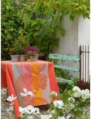 Nappe fleurs gourmandes pèche enduite 175x175 cm