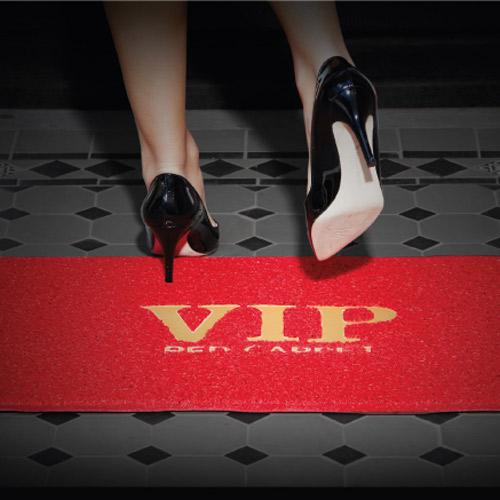 Paillasson plastique tapis rouge inscription or VI