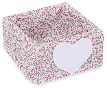 Panier en osier marron avec housse liberty rose à coeurs Panier en osier marron avec