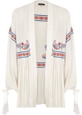 Kimono blanc brodé avec pampilles aux poignets