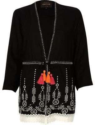 Kimono noir brodé à ourlet en dentelle et pampille