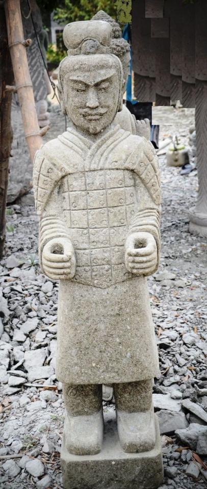Statue en pierre volcanique soldat officier armée