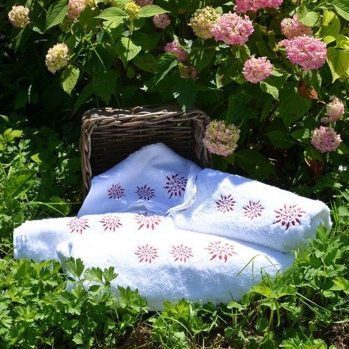 Serviette de bain brodée Rosace rouge