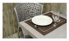 2 Sets de table uni brodé 2 Sets de table uni brodé
