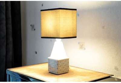 Lampe pyramide design Interior Noir et Blanc