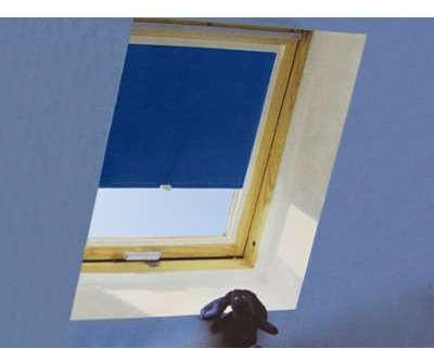 Store occultant bleu pour fenêtre de toit Velux 8,