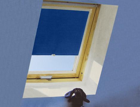 Store occultant bleu pour fenêtre de toit Velux C0