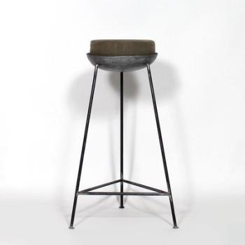 Tabouret de bar industriel en métal et coussin kak