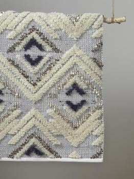Tapis ethnique sequins ivoire motifs bleus sequins Tapis ethnique sequins ivoire