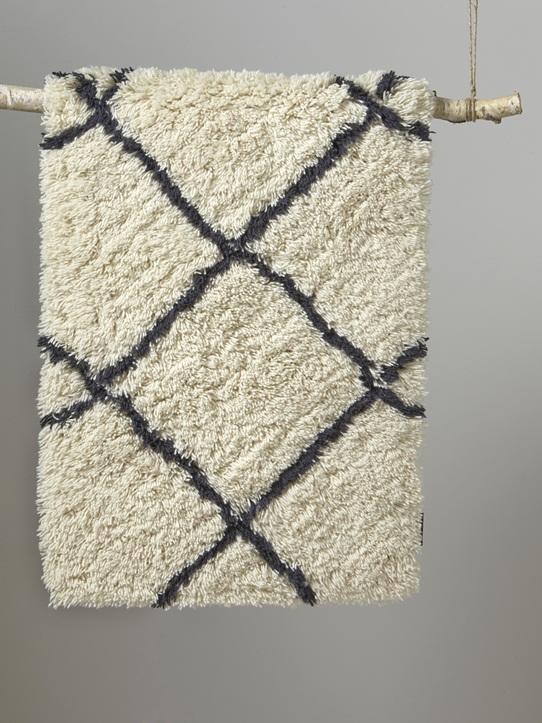 Tapis berbère laine blanc croisillons bleu nuit Tapis berbère laine blanc